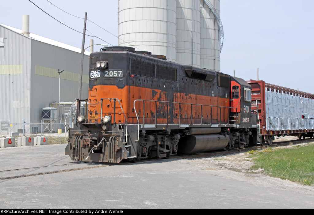 SOO 2057 with GM42 switching on Jones Island